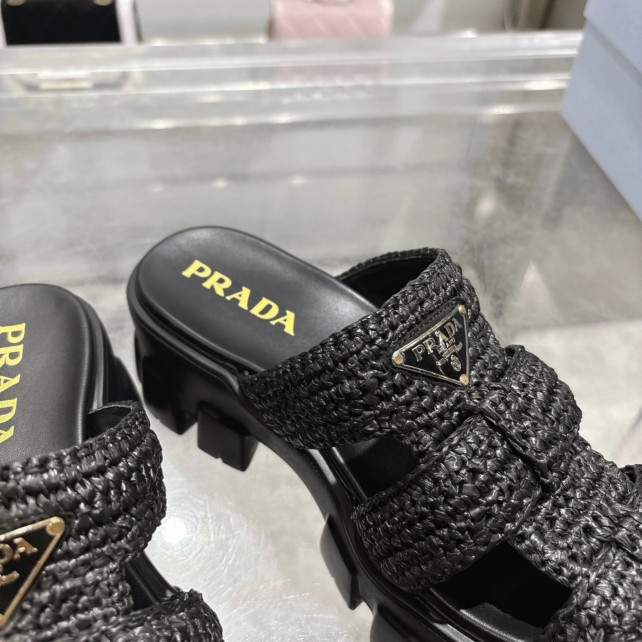 👟👟Ex-factory price 500👟👟 Original eco-friendly PP paper material, high version Prada Prada’s latest pig cage shoes, Roman woven thick-soled rubber slippers, the latest eco-friendly ♻️PP material, high price, fully handmade crochet, just like knitting sweaters, slow work and meticulous work, retro fashionable and avant-garde thick-soled soles with rubber uppers, retro wood grain to meet the various choices of fashionable people of different styles! The iconic metal triangle logo is paired with the shape of ancient beach sandals. Every design element is fashionable! Code number 35-41